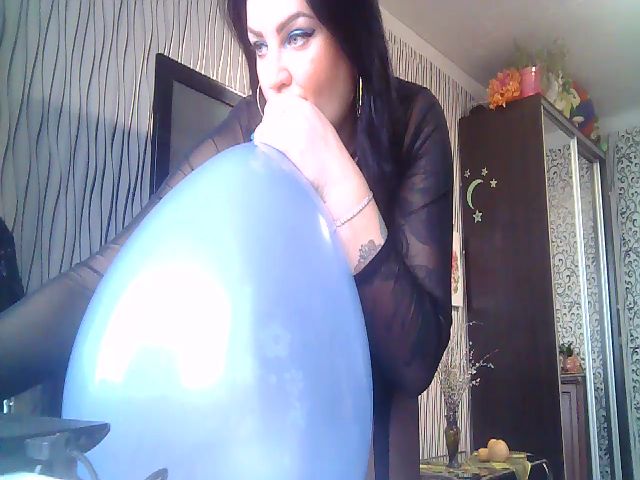 Live sex webcam photo for QueenBalloons #272093600