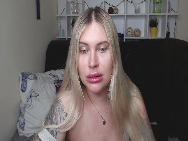 Live sex webcam photo for QueenChris #273894385