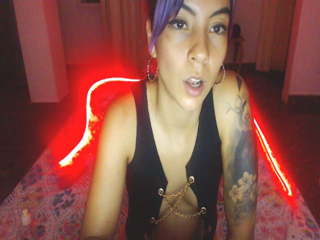 Live sex webcam photo for QueenMarcella #272237797