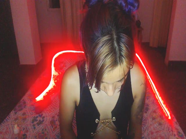 Live sex webcam photo for QueenMarcella #272237839