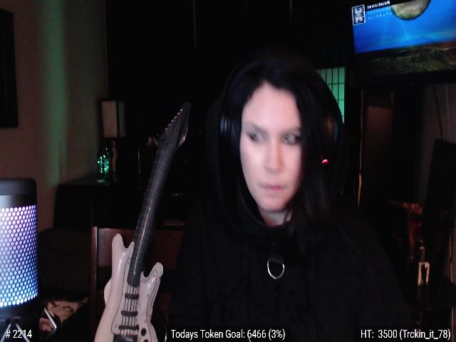 Live sex webcam photo for QueenOfMetal #271977707