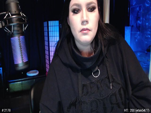 Live sex webcam photo for QueenOfMetal #272731154