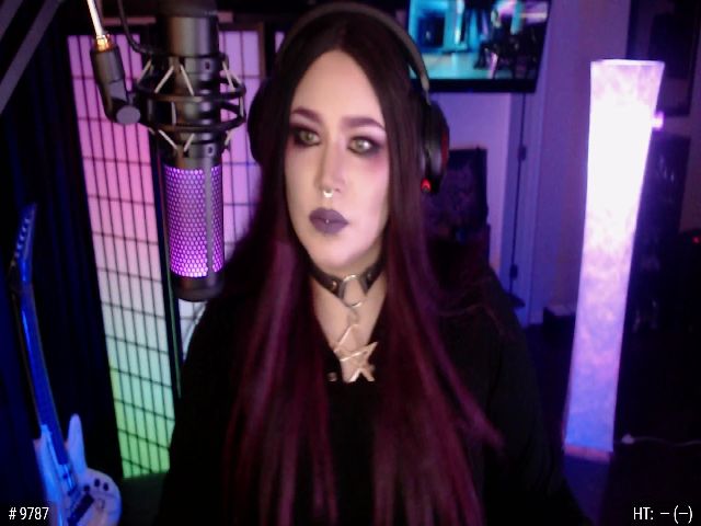 Live sex webcam photo for QueenOfMetal #273019773