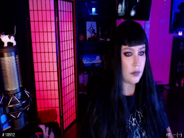 Live sex webcam photo for QueenOfMetal #274083597