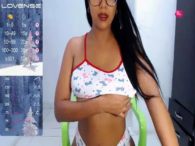 Live sex webcam photo for QueenSquirt19 #272381608