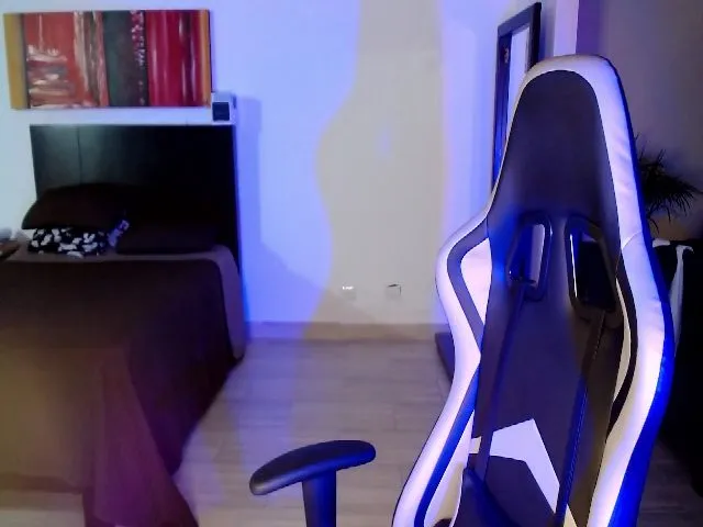 Live sex webcam photo for Rafaella9 #272521686