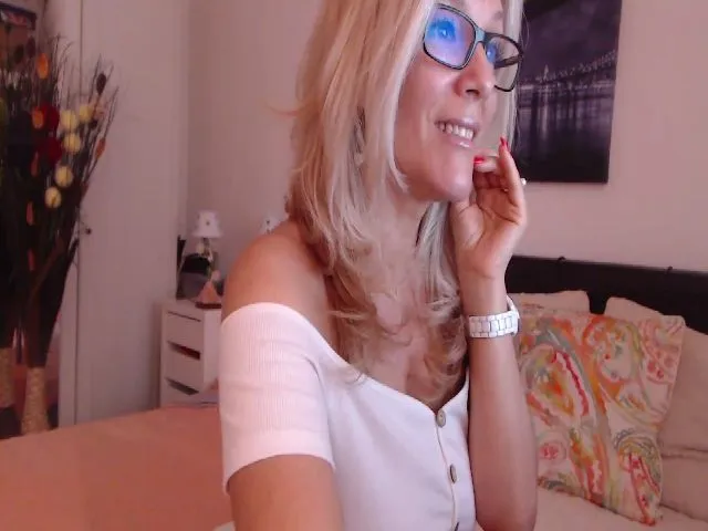 Live sex webcam photo for Reeya71 #274492231