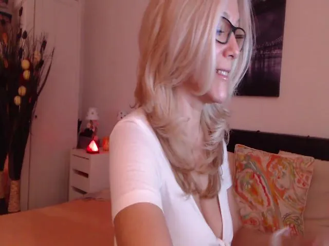 Live sex webcam photo for Reeya71 #274526603