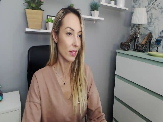 Live sex webcam photo for RikaXxX1 #272421229