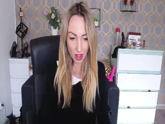 Live sex webcam photo for RikaXxX1 #272988913