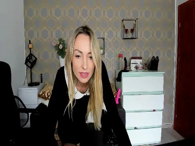 Live sex webcam photo for RikaXxX1 #272989270