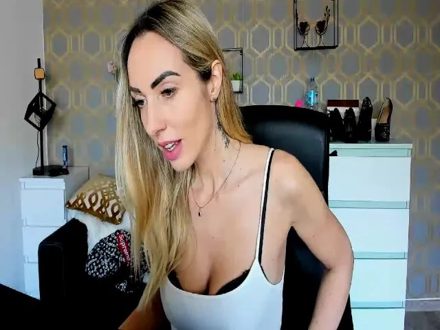 Live sex webcam photo for RikaXxX1 #273230647