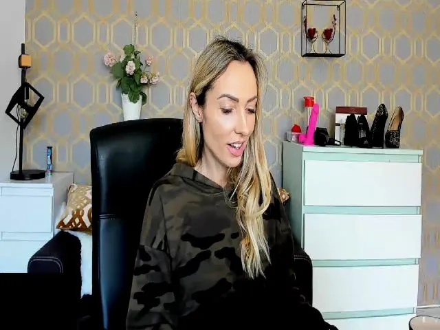 Live sex webcam photo for RikaXxX1 #273344299