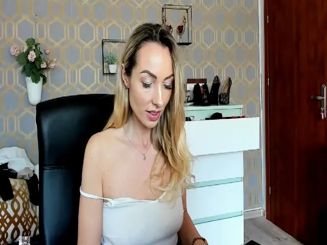 Live sex webcam photo for RikaXxX1 #273425110