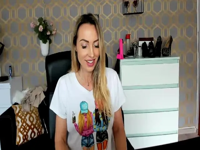 Live sex webcam photo for RikaXxX1 #273435320