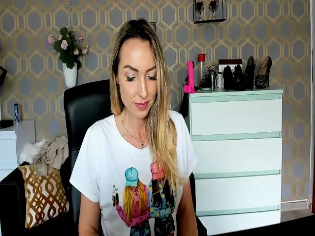 Live sex webcam photo for RikaXxX1 #273435375