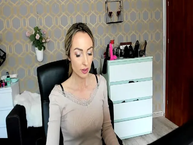 Live sex webcam photo for RikaXxX1 #273512431