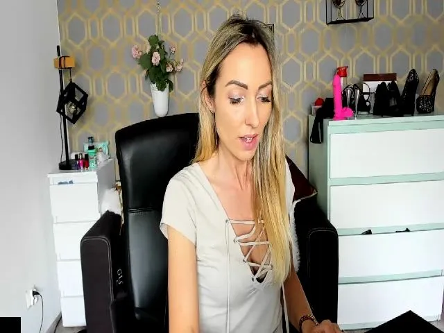 Live sex webcam photo for RikaXxX1 #273537094