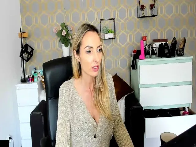 Live sex webcam photo for RikaXxX1 #273549454