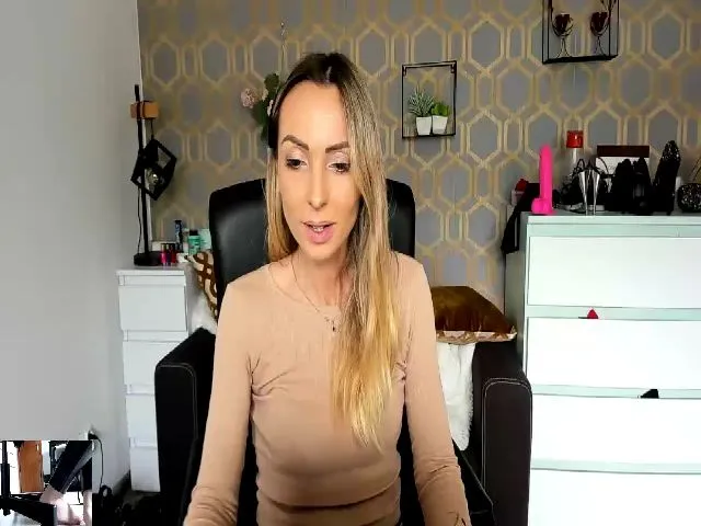 Live sex webcam photo for RikaXxX1 #273611168