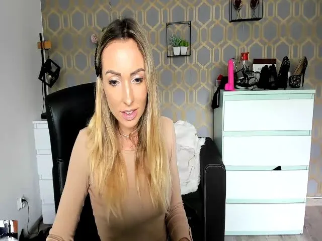 Live sex webcam photo for RikaXxX1 #273622415