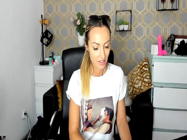 Live sex webcam photo for RikaXxX1 #273946990