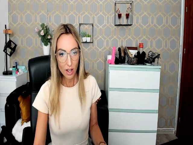 Live sex webcam photo for RikaXxX1 #274053037