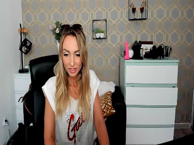 Live sex webcam photo for RikaXxX1 #274236844