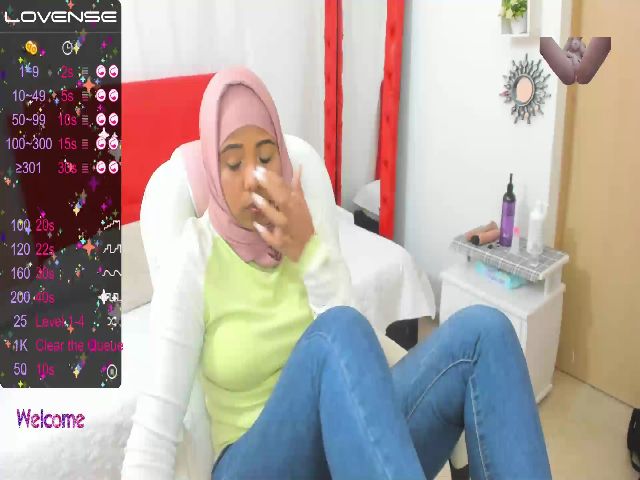 Live sex webcam photo for Roosaliiaaa1 #272599586