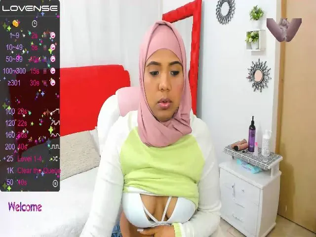 Live sex webcam photo for Roosaliiaaa1 #272599867