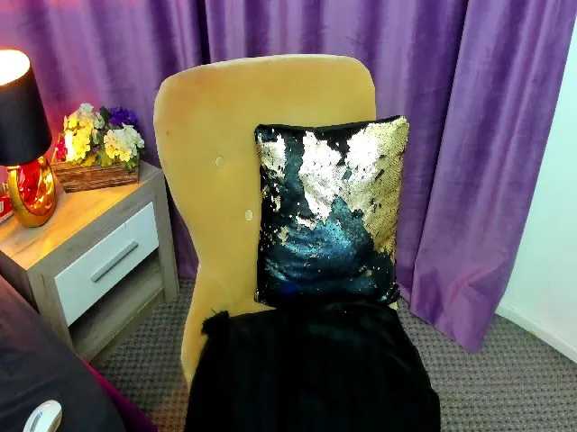 Live sex webcam photo for RoseArianna #274171667