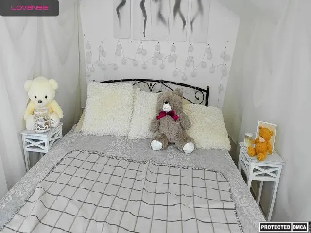 Live sex webcam photo for RoseMoet #273646039