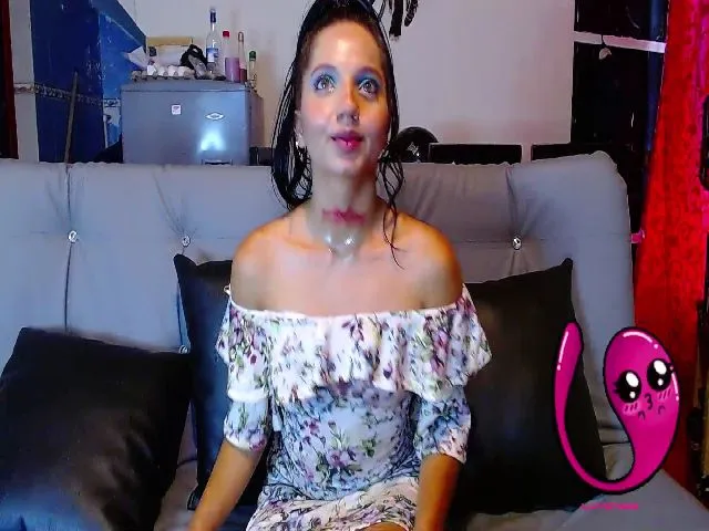 Live sex webcam photo for Roseann__ #273765358