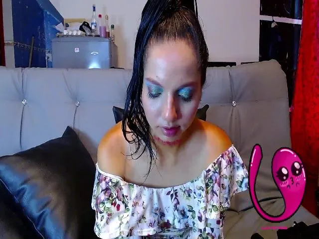 Live sex webcam photo for Roseann__ #273765618