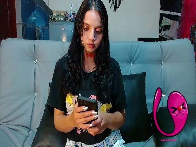 Live sex webcam photo for Roseann__ #273851872