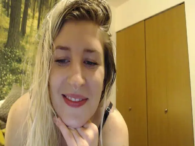 Live sex webcam photo for Rosie1996 #272290152