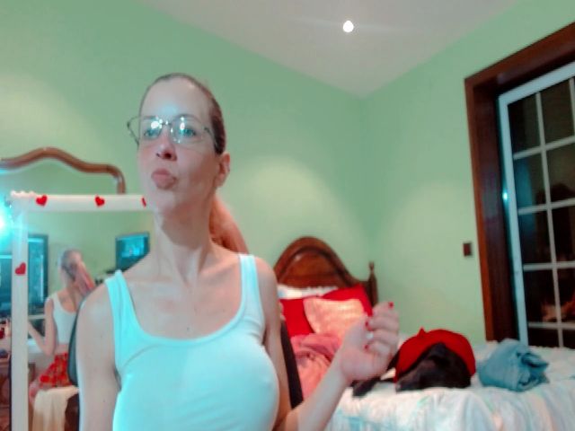 Live sex webcam photo for RoxeeModel #272083293