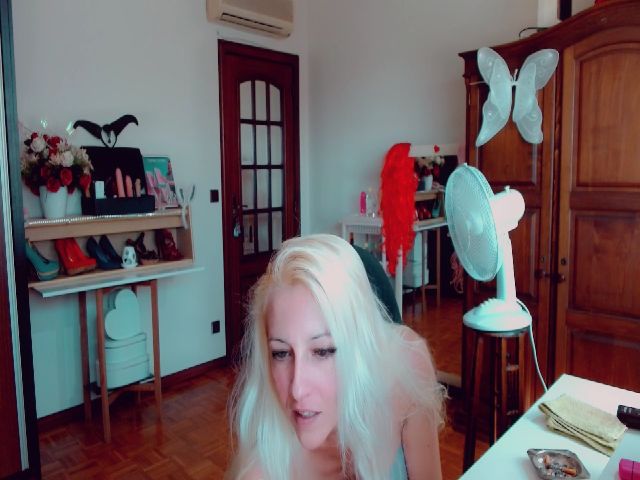 Live sex webcam photo for RoxeeModel #274310167