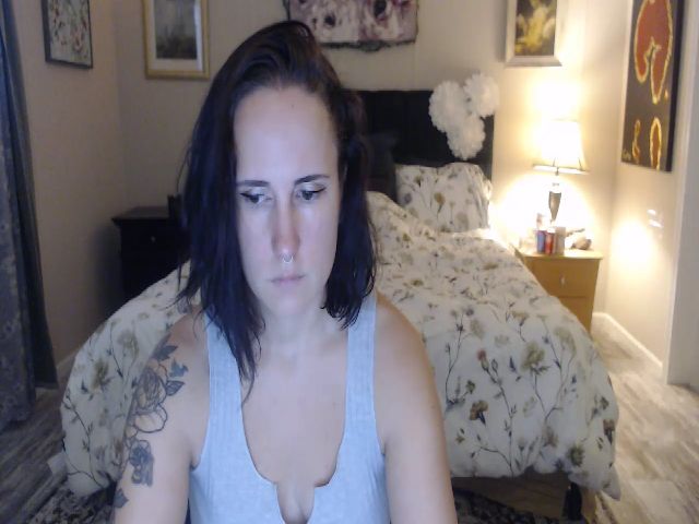 Live sex webcam photo for Roxxxisin #273802431