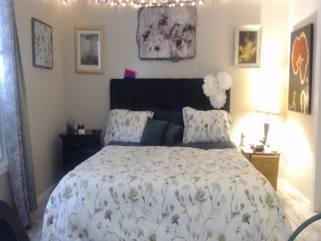 Live sex webcam photo for Roxxxisin #273914173