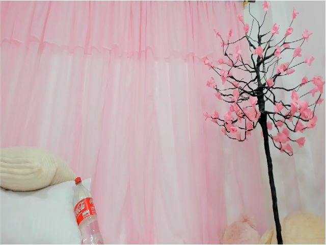 Live sex webcam photo for Roxyswt #271887941