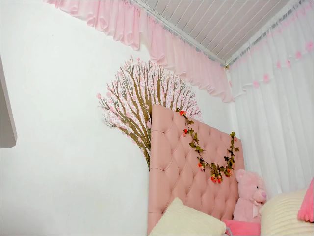 Live sex webcam photo for Roxyswt #273272588