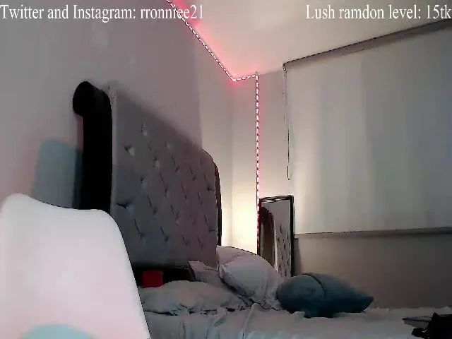 Live sex webcam photo for Rronniee21 #271975058