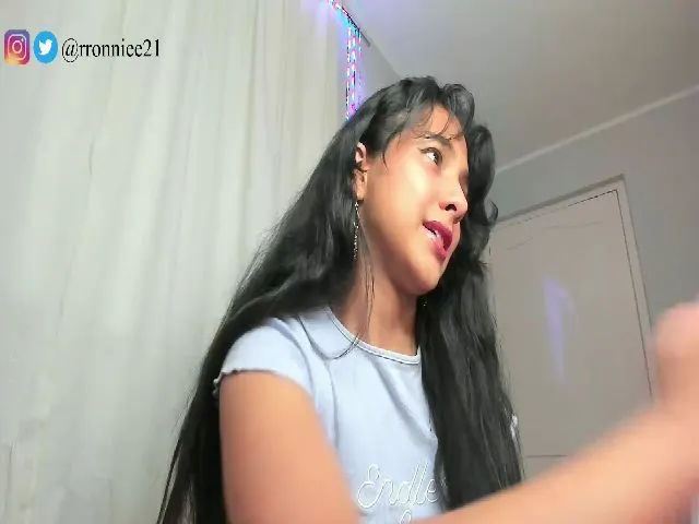 Live sex webcam photo for Rronniee21 #273322644