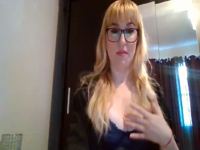 Live sex webcam photo for S_O_P_H_I_E_E #272799626