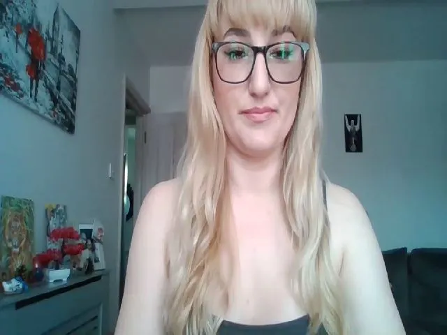 Live sex webcam photo for S_O_P_H_I_E_E #272839213