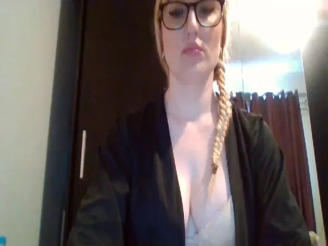 Live sex webcam photo for S_O_P_H_I_E_E #272863392