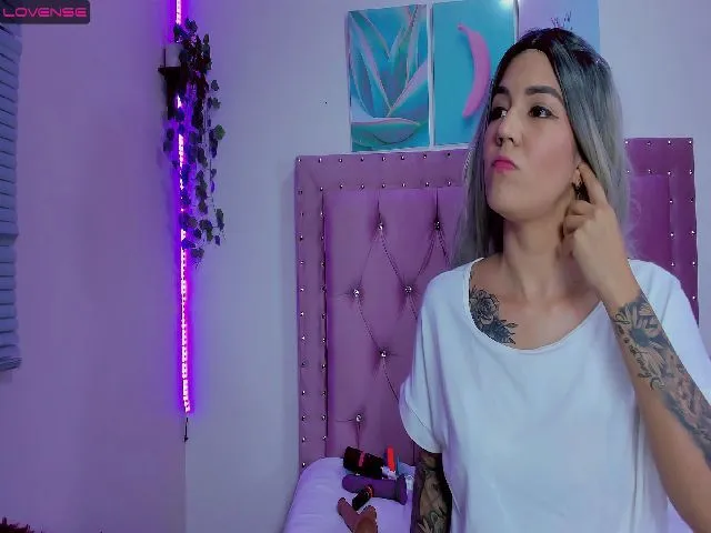 Live sex webcam photo for Samantha06 #273671541