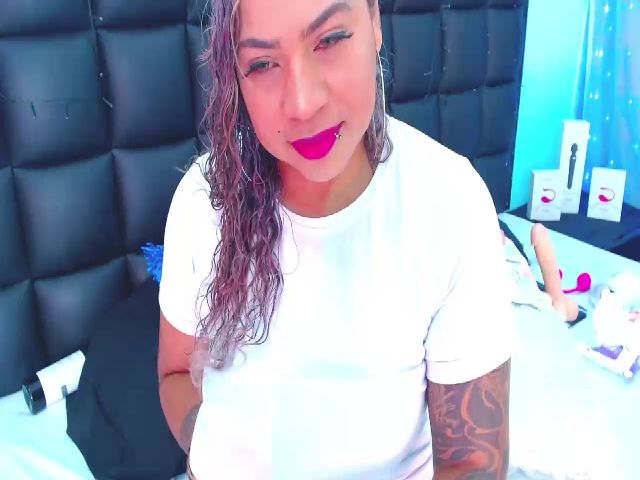 Live sex webcam photo for Samantha_25_ #271719886