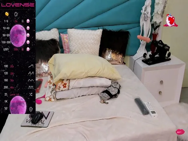 Live sex webcam photo for SandraDiRose1 #272655656